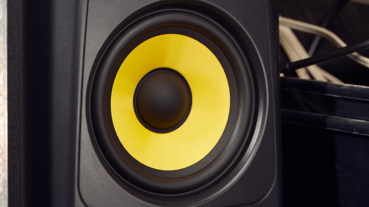 クリアな低域で正確な判断を支えるウーファー