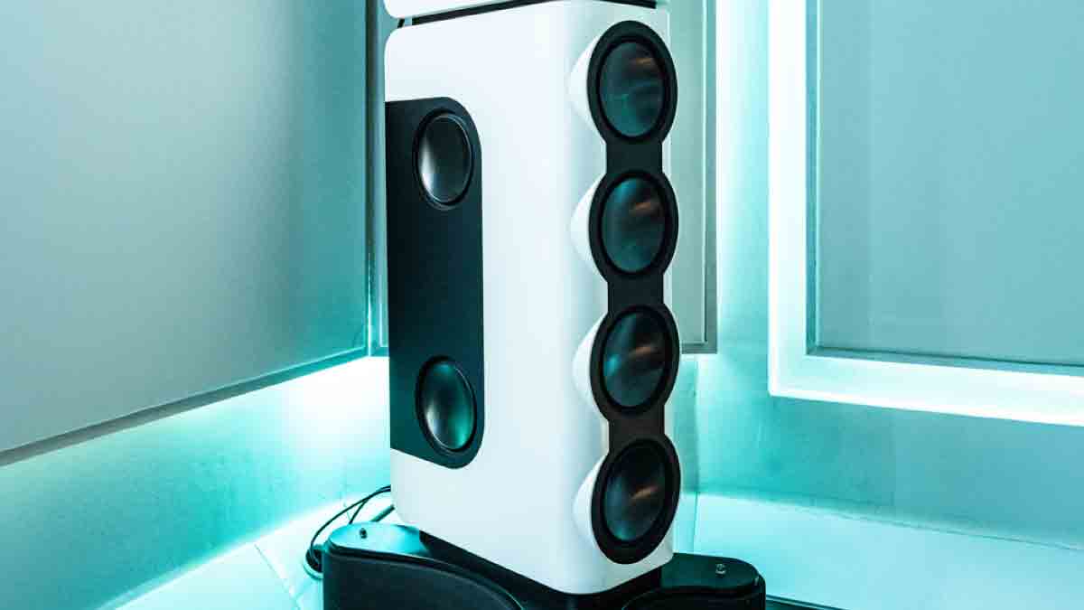 指向性を保ちながら環境に適応する低域制御