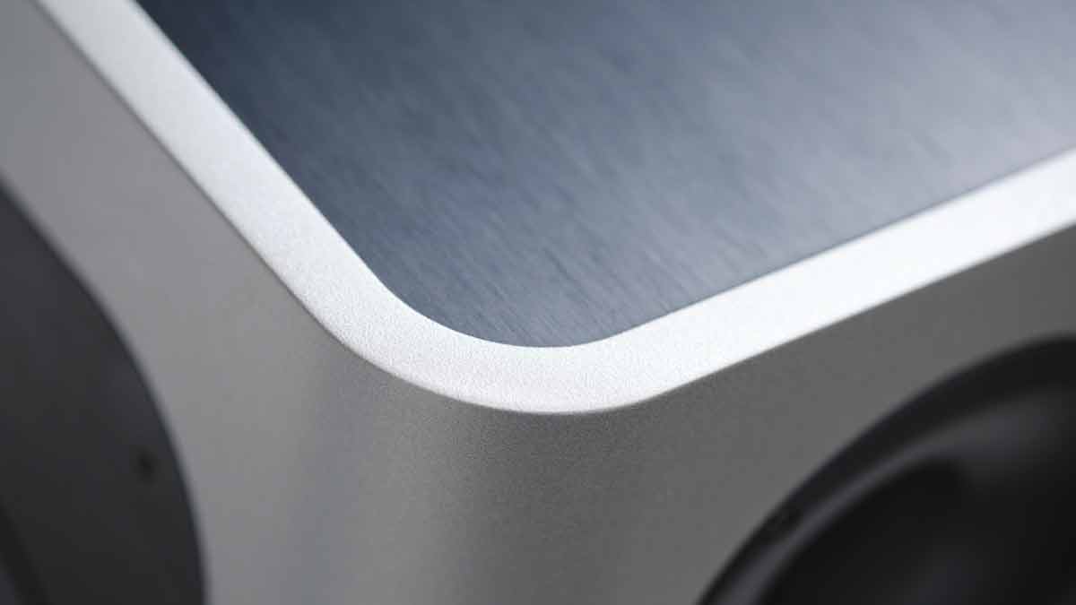 音の輪郭を鮮明に描き出す、密閉型キャビネット