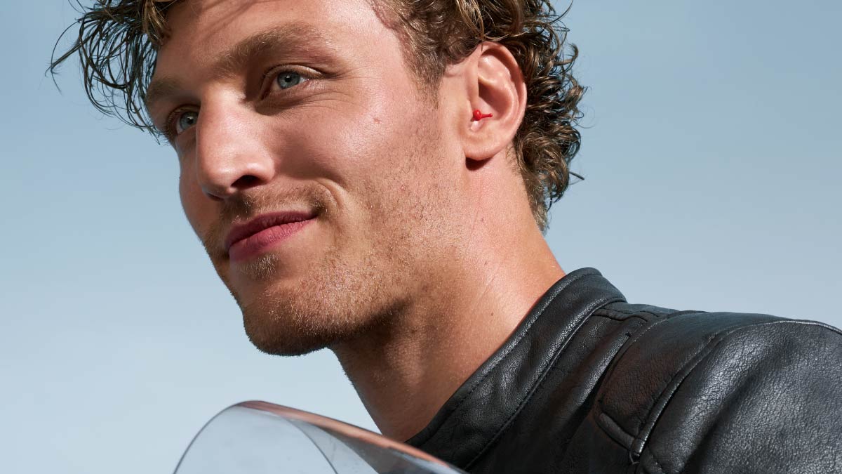 ヘルメットの干渉を防ぐ適合設計